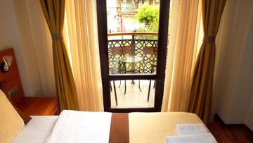 Улучшенный двухместный номер с 1 кроватью и балконом в Отеле Leon Boutique Hotel